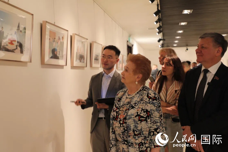 現場嘉賓參觀圖片展。人民網記者 肖新新攝