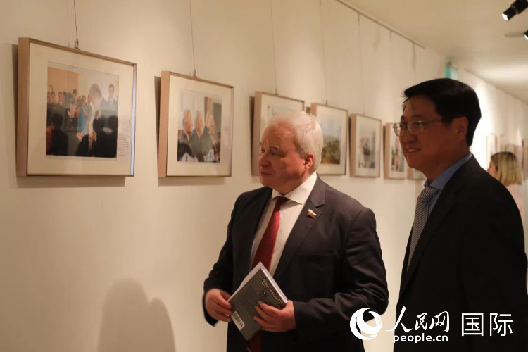 現場嘉賓參觀圖片展。人民網記者 肖新新攝