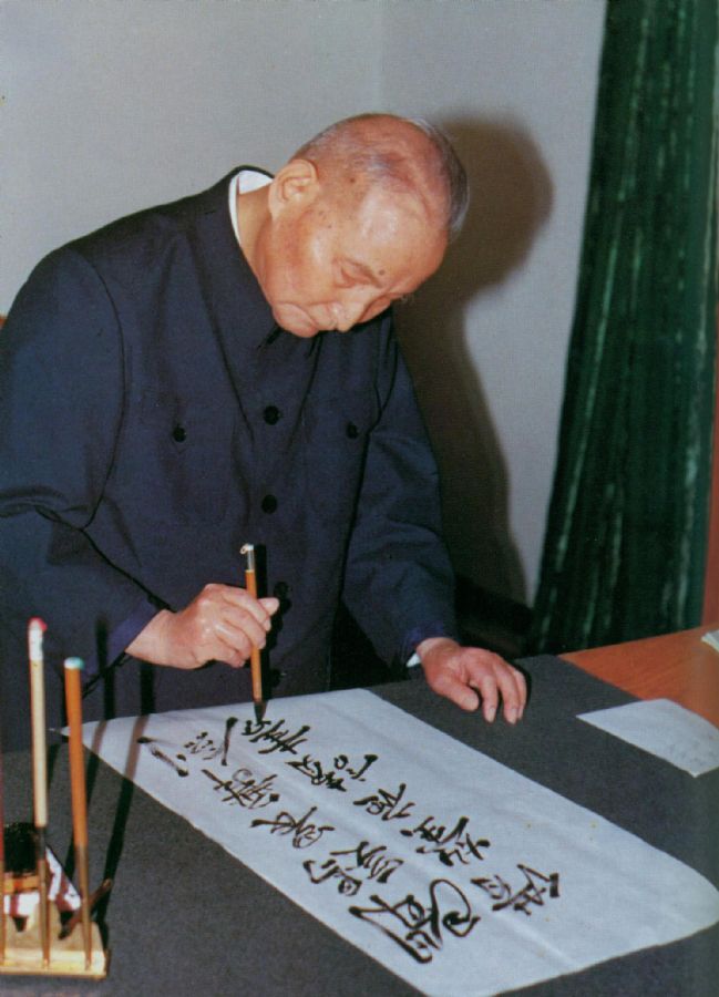 1986年4月，陈云在练书法。