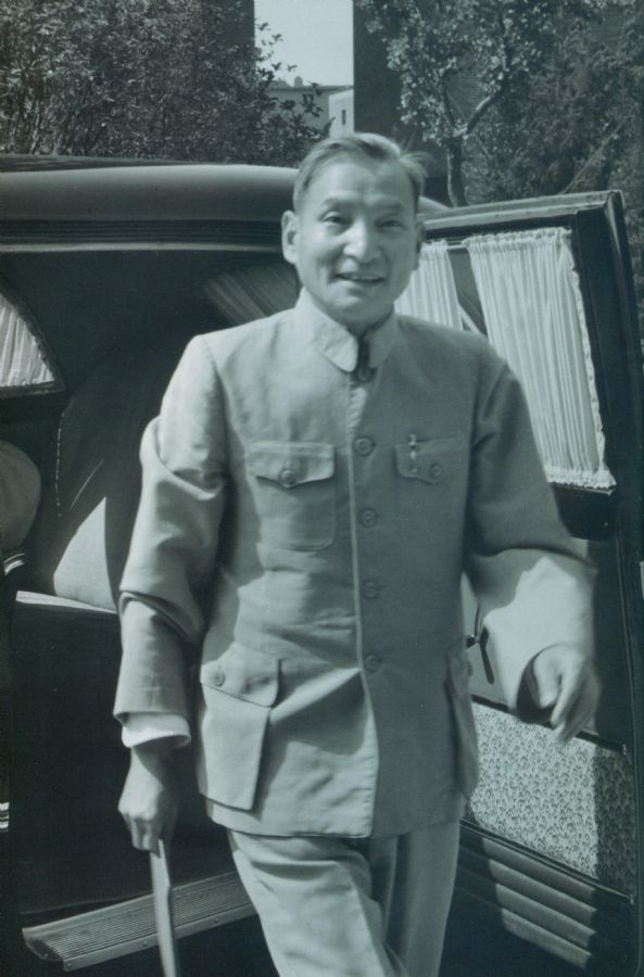 1960年6月，陈云出席中共中央政治局在上海举行的扩大会议。