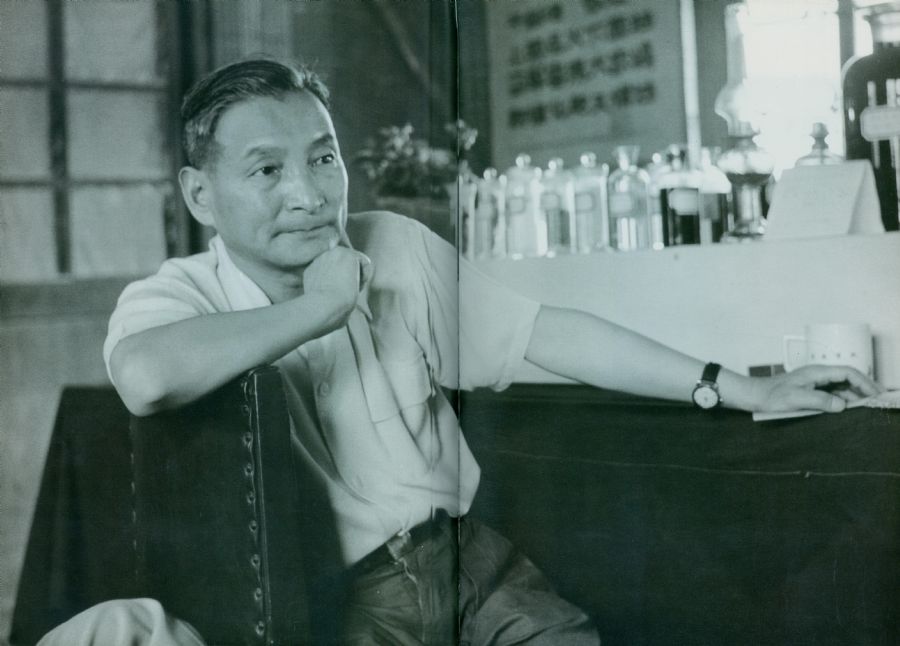 1958年6月8日，陈云在北京听取关于石油工业发展情况的汇报。