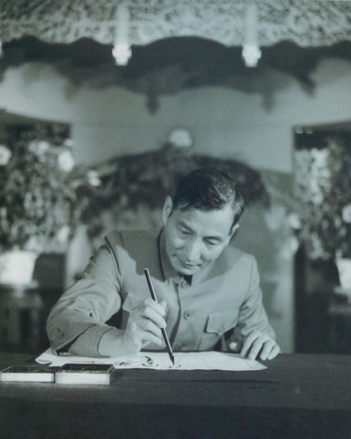 1954年9月6日，陈云在中南海怀仁堂签到，出席一届全国人大一次会议。