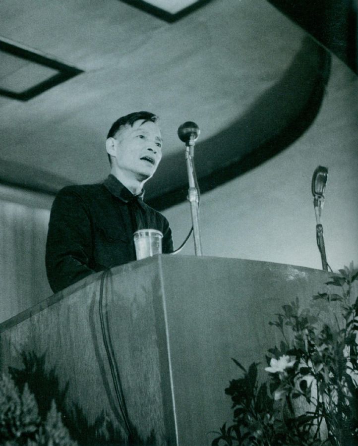 1950年6月15日，陈云在全国政协一届二次会议上作关于经济形势的报告。
