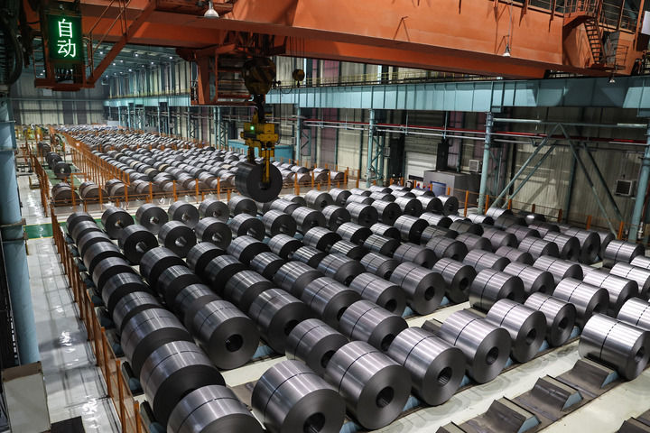 这是2025年1月23日拍摄的鞍钢集团本钢板材冷轧总厂第三冷轧厂生产车间。新华社记者 潘昱龙 摄
