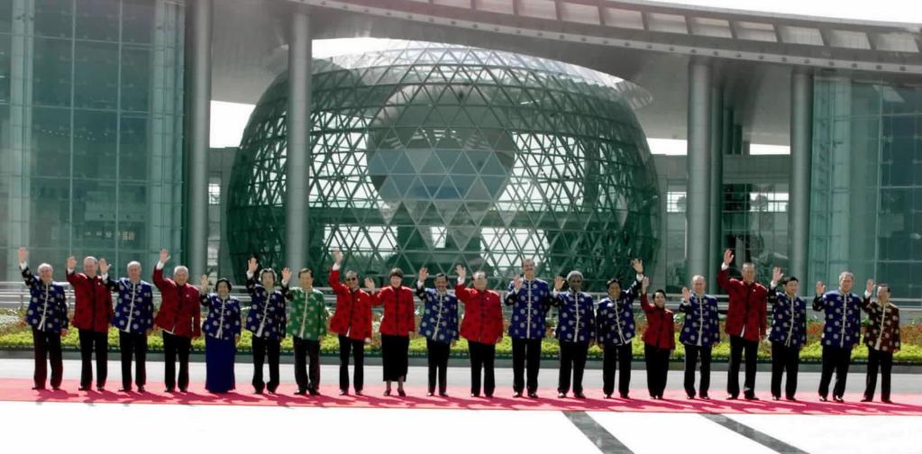 2001年10月21日，亚太经合组织第九次领导人非正式会议在上海举行。这是江泽民同志与参会的经济体领导人合影。