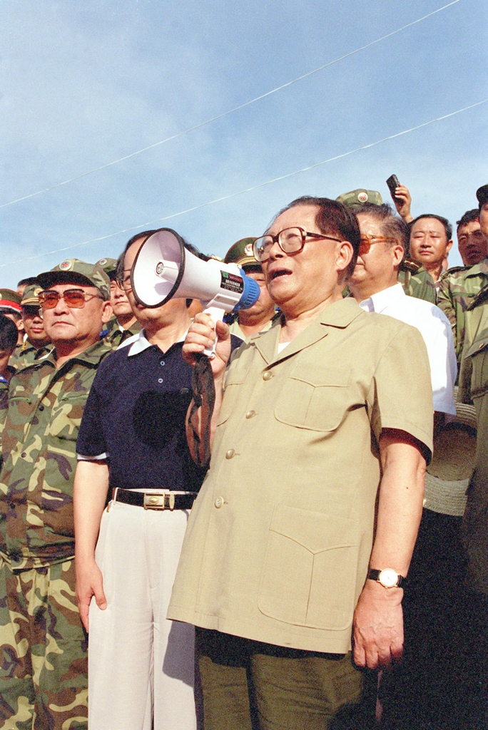 1998年8月13日至14日，江泽民同志亲赴湖北长江抗洪抢险第一线，看望、慰问、鼓励奋战在抗洪抢险第一线的广大军民，指导抗洪抢险斗争。这是8月13日江泽民同志在洪湖市乌林镇中沙角险段大堤上，向正在抗洪抢险的军民发表讲话。