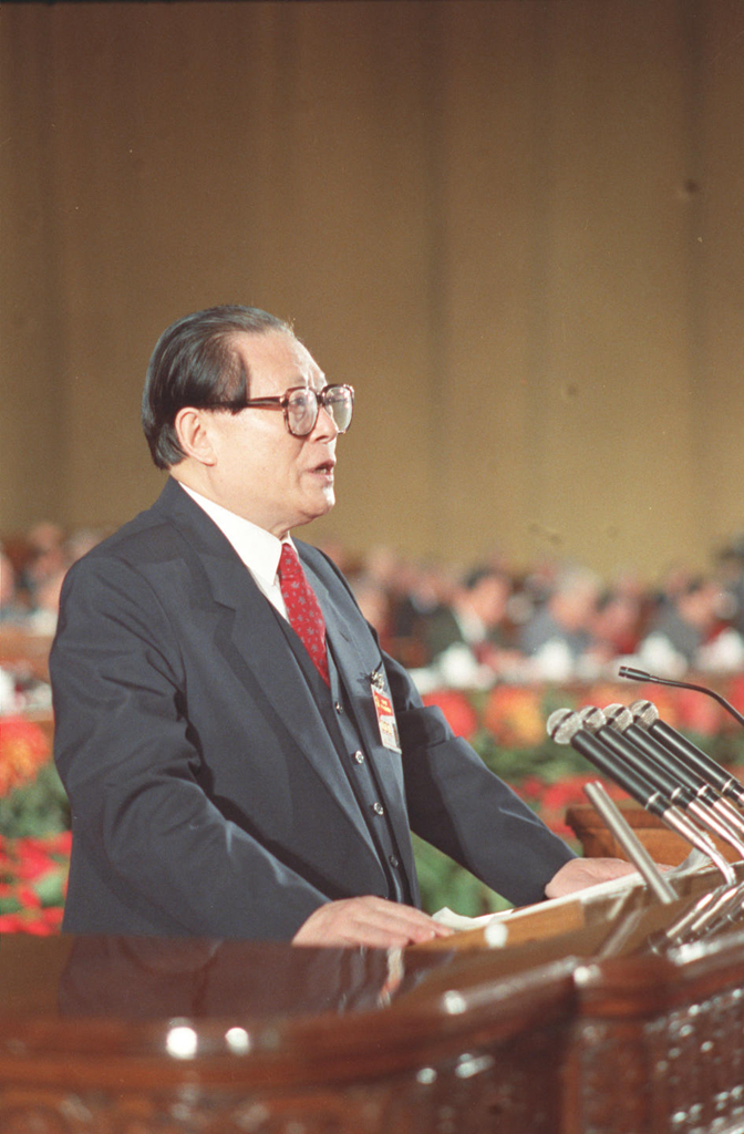 1992年10月12日，中国共产党第十四次全国代表大会在北京人民大会堂开幕。这是江泽民同志代表第十三届中央委员会作报告。