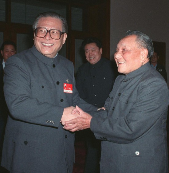 1989年11月6日至9日，中国共产党第十三届中央委员会第五次全体会议在北京召开。这是邓小平同志和江泽民同志亲切握手。