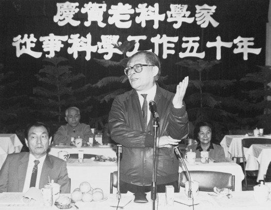 1988年10月，江泽民同志在上海庆贺老科学家从事科学工作五十年座谈会上讲话。