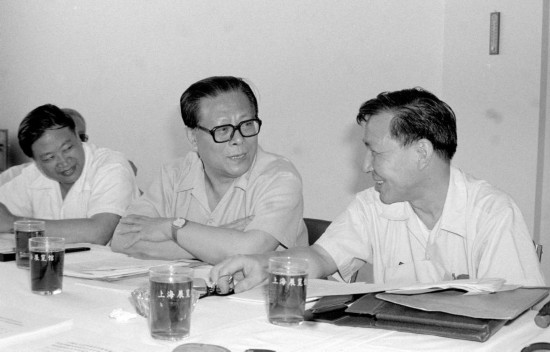 1985年，江泽民同志在上海市八届人大四次会议上。