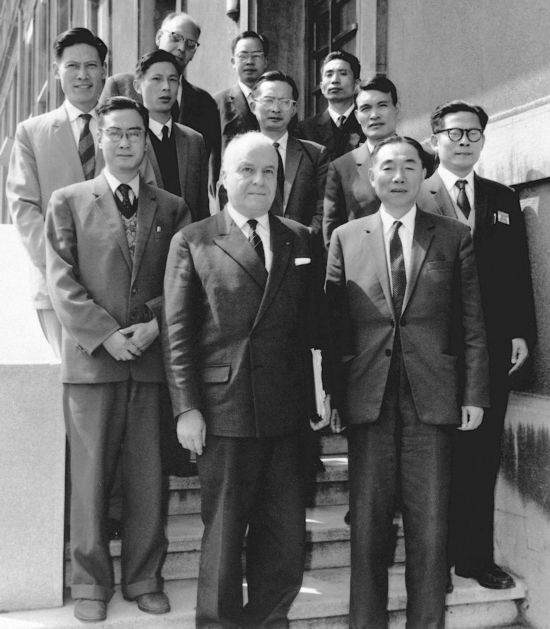 1964年6月，江泽民同志（二排右一）在法国艾克斯莱班出席国际电工委员会会议期间同与会代表合影。