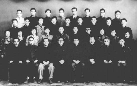 1963年3月，江泽民同志（前排右五）在上海同小型三相异步电机全国统一系列设计领导小组成员合影。