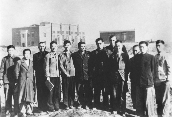 1956年，江泽民同志（左七）在长春第一汽车制造厂同援建一汽的苏联专家等合影。