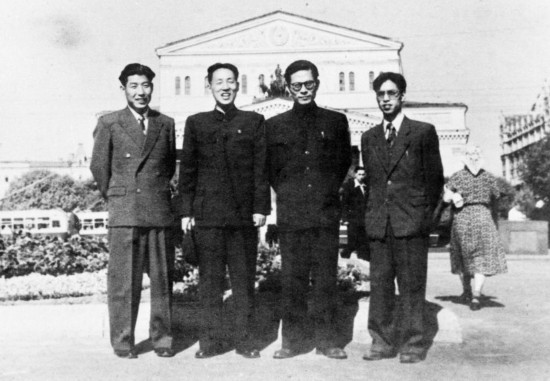 1955年至1956年，江泽民同志（右二）曾在莫斯科斯大林汽车制造厂实习。这是江泽民等在莫斯科合影。