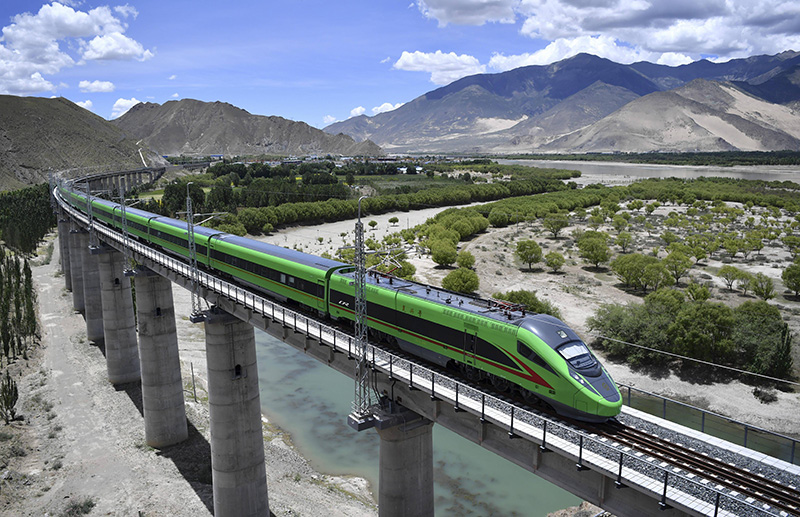 2022年6月22日，復興號列車行駛在西藏山南境內。