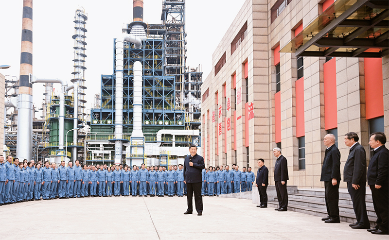 2023年10月10日至13日，中共中央總書記、國家主席、中央軍委主席習近平在江西考察。這是10日下午，習近平在中國石化九江分公司考察時，同企業員工親切交流。 新華社記者 謝環馳/攝