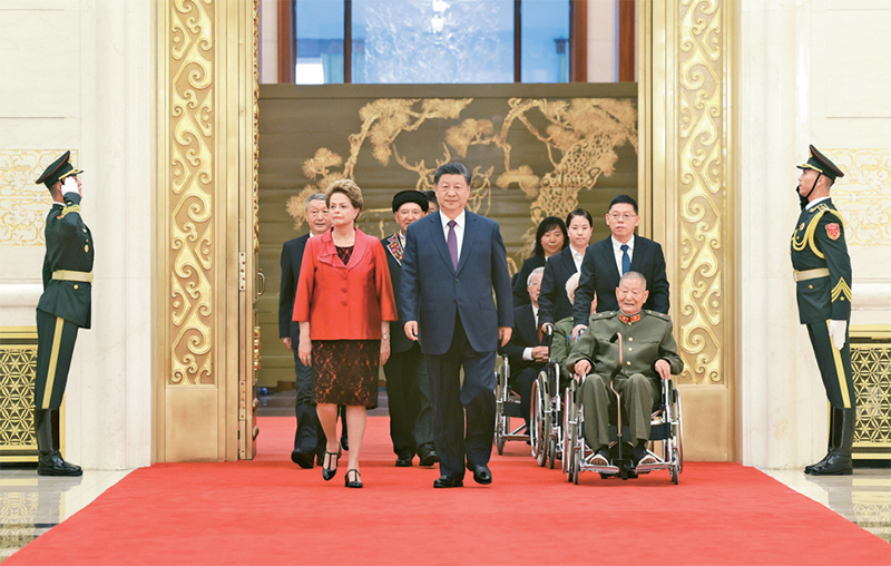 2024年9月29日，中华人民共和国国家勋章和国家荣誉称号颁授仪式在北京人民大会堂金色大厅隆重举行。中共中央总书记、国家主席、中央军委主席习近平同国家勋章和国家荣誉称号获得者一同步入会场。 新华社记者 王晔/摄  