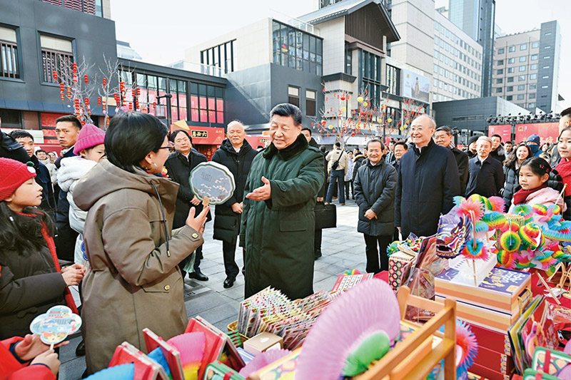 2026年2月9日至10日,中共中央总书记、国家主席、中央军委主席习近平在北京考察并看望慰问基层干部群众。这是10日上午,习近平在东城区隆福寺街区新春市集考察时,同现场群众亲切交流。 新华社记者 燕雁/摄