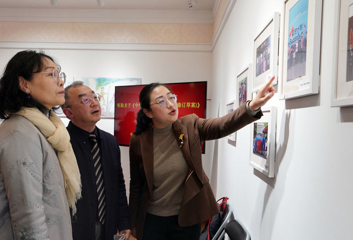 2023年2月7日，在上海虹桥街道古北市民中心召开的立法意见征询会后，全国人大代表盛弘（右一）和参会代表交流。新华社记者 刘颖 摄