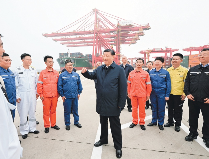2024年5月22日至24日,中共中央总书记、国家主席、中央军委主席习近平在山东考察。这是22日下午,习近平在日照港亲切慰问港口科技工作者、运营人员、航运人员。 新华社记者 谢环驰/摄