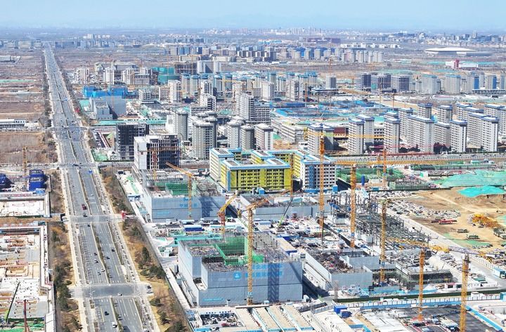 这是2026年3月18日拍摄的位于雄安新区起步区第五组团的首批北京疏解高校雄安校区建设现场（无人机照片）。 新华社记者 朱旭东 摄