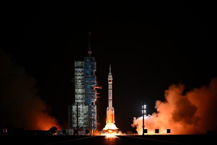 2026年5月24日，搭载神舟二十三号载人飞船的长征二号F遥二十三运载火箭在酒泉卫星发射中心点火发射。  新华社记者 连振 摄